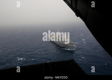 Une vue de la classe San Antonio-dock de transport amphibie USS New York (LPD 21) d'un Corps des Marines MV-22B Balbuzard, avec les moyennes de l'escadron à rotors basculants (VMM) 162 (renforcée), 26e Marine Expeditionary Unit (MEU), dans la mer Méditerranée, le 5 mars 2018. Iwo Jima et la 26e MEU mènent des opérations navales dans la sixième flotte américaine zone d'opérations. (U.S. Marine Corps photo par le Cpl. Jon/Sosner) Parution Banque D'Images