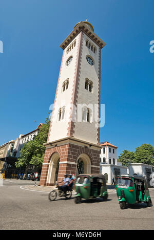 Vue verticale de l'ancien phare de Colombo, maintenant utilisé comme un rond-point, à Colombo, Sri Lanka. Banque D'Images