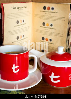 Close up vertical d'une tasse de thé, une théière et un plateau de thé au menu à Colombo, Sri Lanka. Banque D'Images