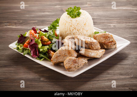 Longe de porc frit,riz blanc et une salade de légumes Banque D'Images