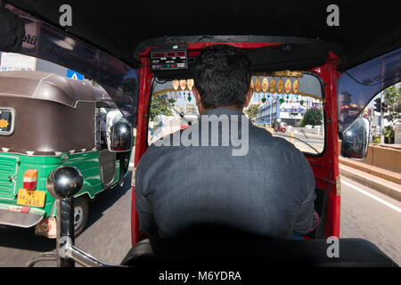 Vue horizontale d'un tuk-tuk driver à Colombo, Sri Lanka. Banque D'Images