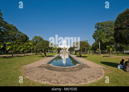 Vue horizontale de la colombo Town Hall et la statue de Bouddha à Viharamahadevi Park, Colombo Sri Lanka. Banque D'Images