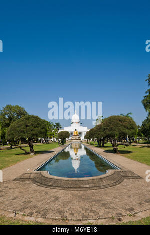Vue verticale du Colombo Town Hall et la statue de Bouddha à Viharamahadevi Park, Colombo Sri Lanka. Banque D'Images
