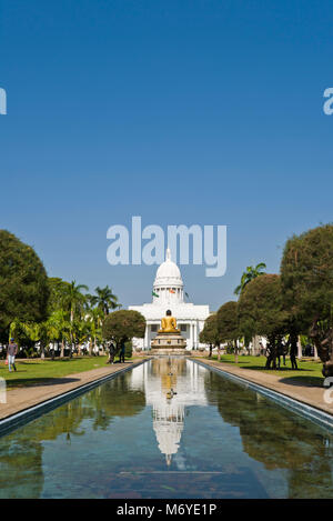 Vue verticale du Colombo Town Hall et la statue de Bouddha à Viharamahadevi Park, Colombo Sri Lanka. Banque D'Images