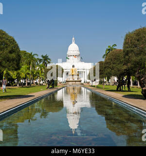 Vue sur place de la colombo Town Hall et la statue de Bouddha à Viharamahadevi Park, Colombo Sri Lanka. Banque D'Images