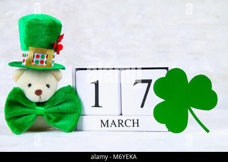 Jour de saint Patrick. Un calendrier en bois montrant le 17 mars. Chapeau vert et bow Banque D'Images