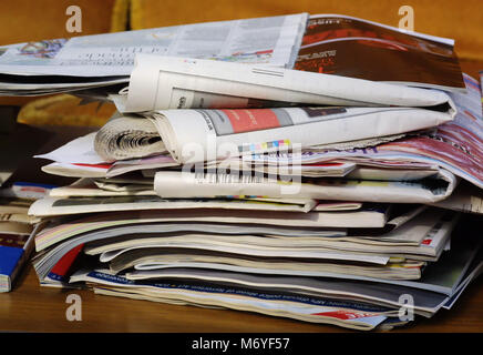 Pile de vieux journaux et magazines Banque D'Images