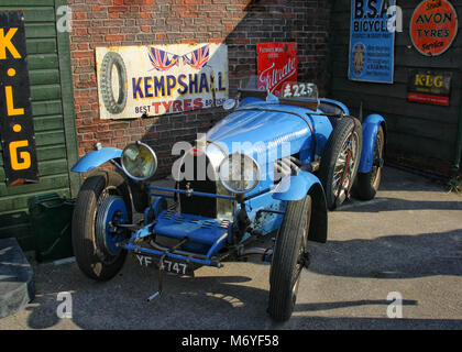 La course automobile au Goodwood Revival meeting en 2004 Banque D'Images