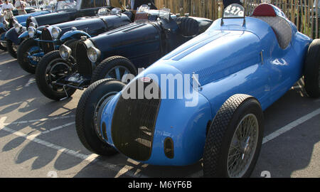 La course automobile au Goodwood Revival meeting en 2004 Banque D'Images