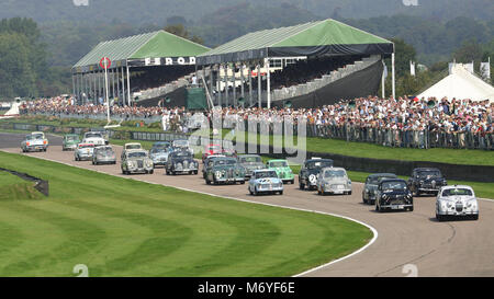 La course automobile au Goodwood Revival meeting en 2004 Banque D'Images