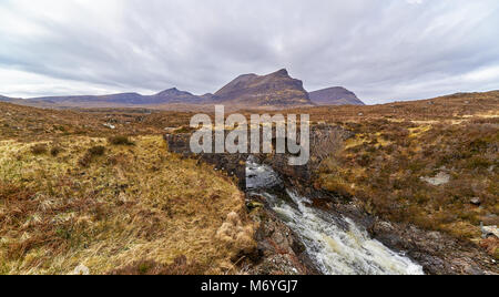 L'ancien pont routier sur la voie à Durness sur l'extrémité nord de l'Ecosse, photographié à partir de la nouvelle A82 Route qui l'a remplacée. Banque D'Images