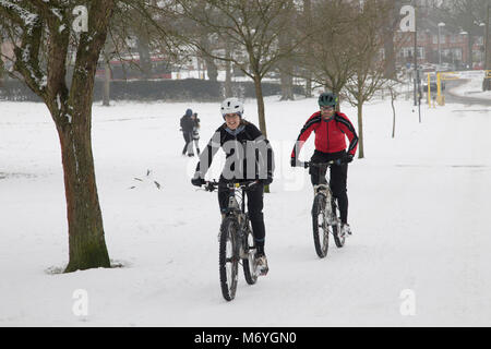 Cyclingfun la neige de Highbury Park en tant qu'il gèle, surnommé la bête de l'Est en raison de la température froide sub zero en vents venant de Sibérie, descend sur Kings Heath le 3 mars 2018 à Birmingham, Royaume-Uni. Banque D'Images