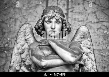 Portrait de l'amour ange sur le marbre, le cimetière monumental de Gênes, Italie, l'un des plus importants cimetières monumentaux en Europe. Banque D'Images