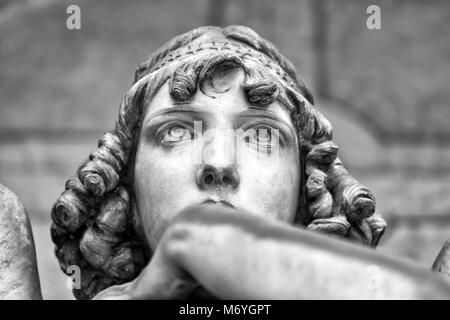 Portrait de l'amour ange sur le marbre, le cimetière monumental de Gênes, Italie, l'un des plus importants cimetières monumentaux en Europe. Banque D'Images