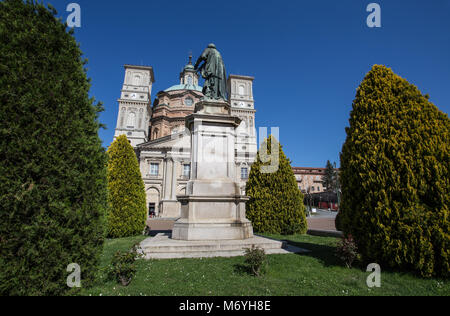 VICOFORTE, ITALIE 11 AVRIL 2017 - Sanctuaire de Vicoforte, province de Cuneo, Piémont, Italie, le plus grand dôme elliptique dans le monde. Banque D'Images