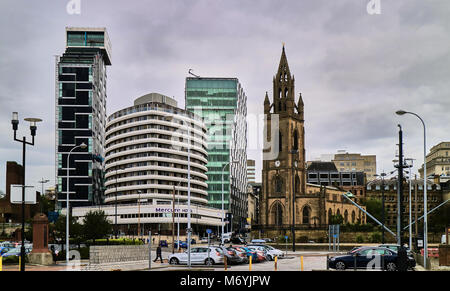 L'Angleterre, Liverpool Cityscape avec St Nicholas church, la Chapelle 20 bâtiment et le Mercure Tour Atlantique Liverpool sur l'image. Le bâtiment connu sous le nom de Chapelle accueille 20 entreprises comme Liverpool F.C. ou Ernst & Young. Banque D'Images