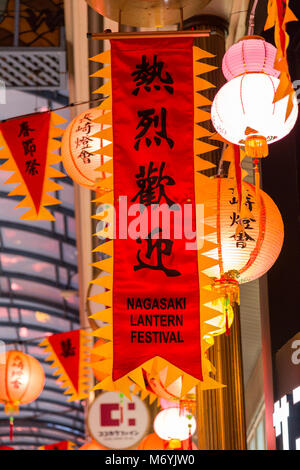 Nagasaki, Japon - 01 MAR 2018 - Drapeau et lanternes à Nagasaki Lantern Festival. Banque D'Images