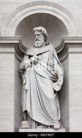 Statue en marbre de style néoclassique dans son créneau à Rome, Italie Banque D'Images