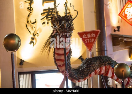 Nagasaki, Japon - 01 MAR 2018 - Dragon à Nagasaki Lantern Festival d'effectuer pour l'auditoire. Banque D'Images