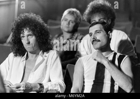 Groupe de rock britannique Queen en répétition au Shaw Theatre dans Euston en avant du concert Live Aid à Wembley. 10 juillet 1985 groupe de rock britannique Queen.répéter au Shaw Theatre dans Euston en avant du concert Live Aid à Wembley. Freddie Mercury chanteur avec le guitariste Brian May. 10 juillet 1985. Banque D'Images