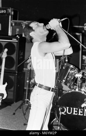 Groupe de rock britannique Queen en répétition au Shaw Theatre dans Euston en avant du concert Live Aid à Wembley. Singer Freddie Mercury. 10 juillet 1985. Banque D'Images