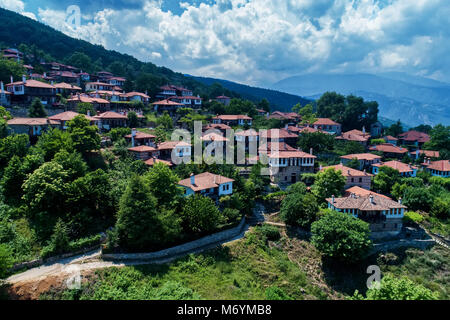 Vue aérienne de Palaios Panteleimonas est un village de montagne, il est construit à une altitude de 440 mètres sur le versant est du mont Olympe dans norther Banque D'Images