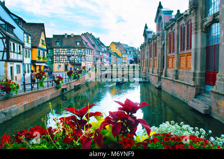 COLMAR, FRANCE - Juillet 2017 : Le petit quartier de Venise l'eau du canal. Banque D'Images