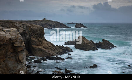 La houle se brisant sur la côte sauvage de la pointe de Beg en AUD, presqu'île de Quiberon, Morbihan, Bretagne, France Banque D'Images