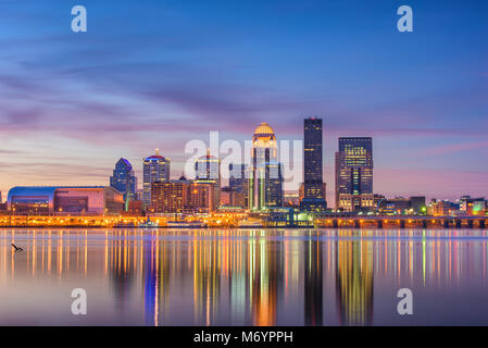 Louisville, Kentucky, USA Centre-ville au bord de la rivière au crépuscule. Banque D'Images