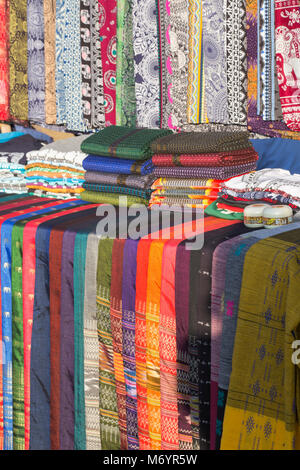 Longis longyis coloré en vente sur stand à Bagan, Myanmar (Birmanie), l'Asie en février Banque D'Images