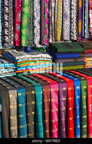 Longis longyis coloré en vente sur stand à Bagan, Myanmar (Birmanie), l'Asie en février Banque D'Images