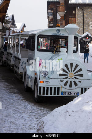 Petit Train pour transporter les skieurs, les snowboarders et les Randonneurs autour de la station de ski Les Gets Haute Savoie Portes du Soleil France Banque D'Images