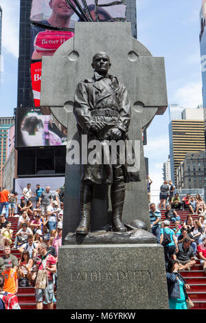 Le père Francis D. Duffy Statue dans Times Square, Manhattan, New York. Banque D'Images