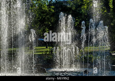 Groupe à partir de petites fontaines d'eau qui coule en face de rocaille, Sofia, Bulgarie Banque D'Images