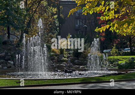 Groupe à partir de petites fontaines d'eau qui coule en face de rocaille, Sofia, Bulgarie Banque D'Images