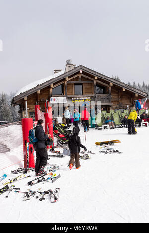 Le style chalet Le Grand cri Bar et Restaurant par les pentes de la station de ski Les Gets dans les Alpes Haute Savoie Portes du Soleil France Banque D'Images