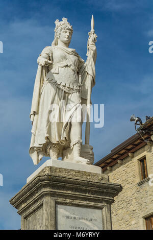 En vue de la statue de la liberté en face de Palais Public à San Marino Banque D'Images