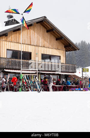 Le Yeti Snack-bar sur les pistes de ski à Les Gets Morzine proche avec les skieurs et un moulin à vent coloré Haute Savoie Portes du Soleil France Banque D'Images