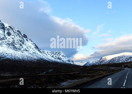 Route déserte dans la vallée de Glencoe sur une froide journée d'hiver dans les highlands écossais. Banque D'Images