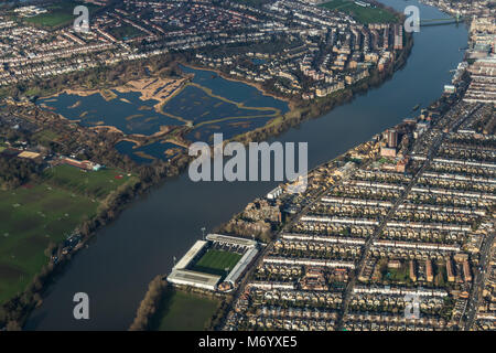 Vue aérienne de la Tamise à l'ouest de Londres à l'ouest de l'établissement y compris le stade de football Fulham et le London Wetland Centre Banque D'Images