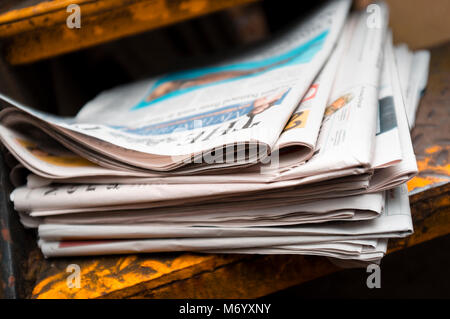 Pile de journaux du Royaume-Uni Banque D'Images