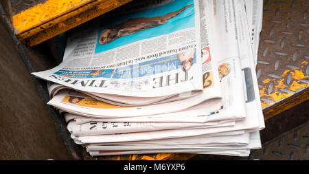 Pile de journaux du Royaume-Uni Banque D'Images