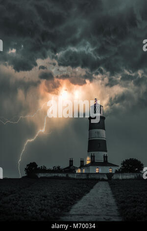 Une image numérique d'un phare dans un orage, teinté en vert et orange (effet Hollywood) Banque D'Images