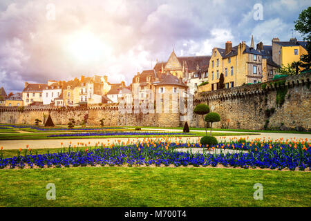 Murs de la vieille ville et les jardins à Vannes. Bretagne (Bretagne), le nord de la France. Banque D'Images