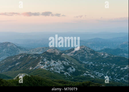 Vue aérienne après le coucher du soleil sur les collines du parc national de Lovcen au Monténégro Banque D'Images