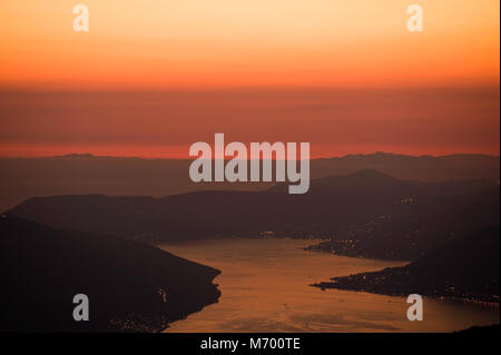 Des vues aériennes incroyables après le coucher du soleil sur la baie de Kotor avec un ciel rouge pris de le parc national de Lovcen Banque D'Images