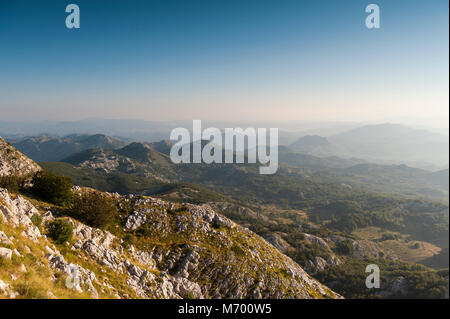 Droit à l'antenne sur le parc national de Lovcen au début d'un beau matin d'été Banque D'Images