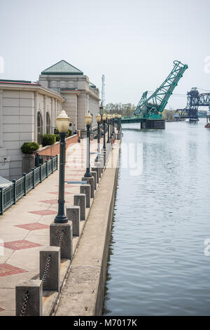 Vue de la rivière Des Plaines au centre-ville de Joliet Banque D'Images