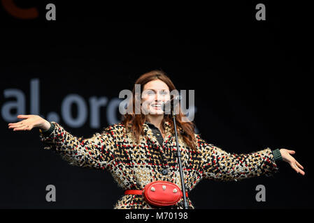 Sophie Ellis Bextor se produit lors de la manifestation pour l'égalité des femmes organisée par Care International à Londres, au Royaume-Uni, en mars 4 Banque D'Images