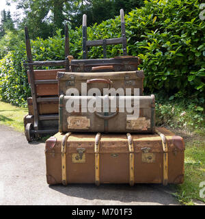 Vieille valises sur un quai de gare Banque D'Images